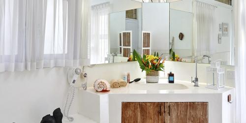 bamboo-resized_0028_common_bath_2